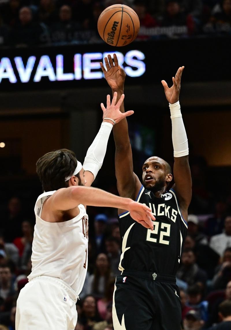 凯发网站 -冲刺阶段英超焦点战，密尔沃基雄鹿远射贴柱，球迷炸锅，轮换策略成焦点(维克托阅读答案大全)