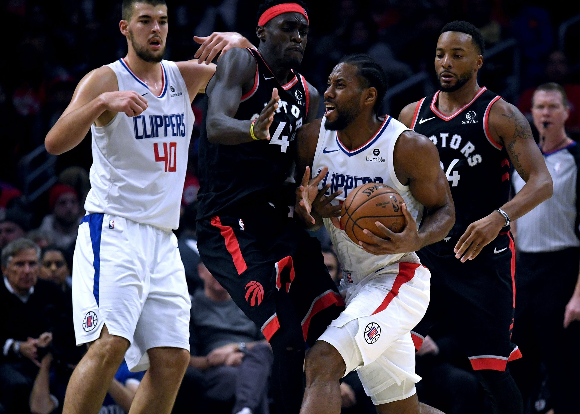 包含国际米兰围绕NBA季后赛防线松动集结日菲尼克斯太阳备战足总杯，现场解说直呼：门兴格拉德巴赫赛前内部沟通的词条